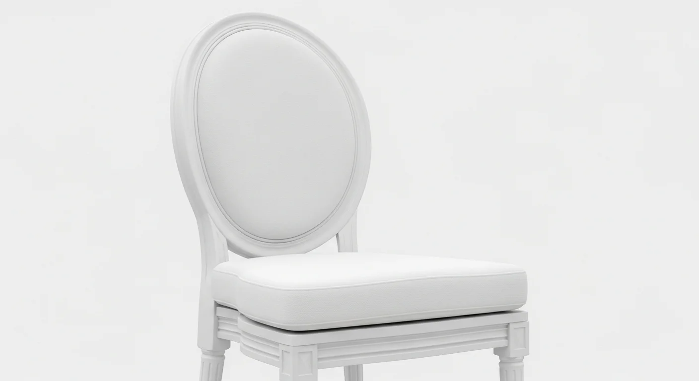 Primer plano de una silla Versalles de resina blanca con un cojín de tela blanco, mostrando el detalle de su respaldo ovalado.